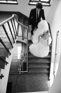 samen op de trap met de trouwjurk