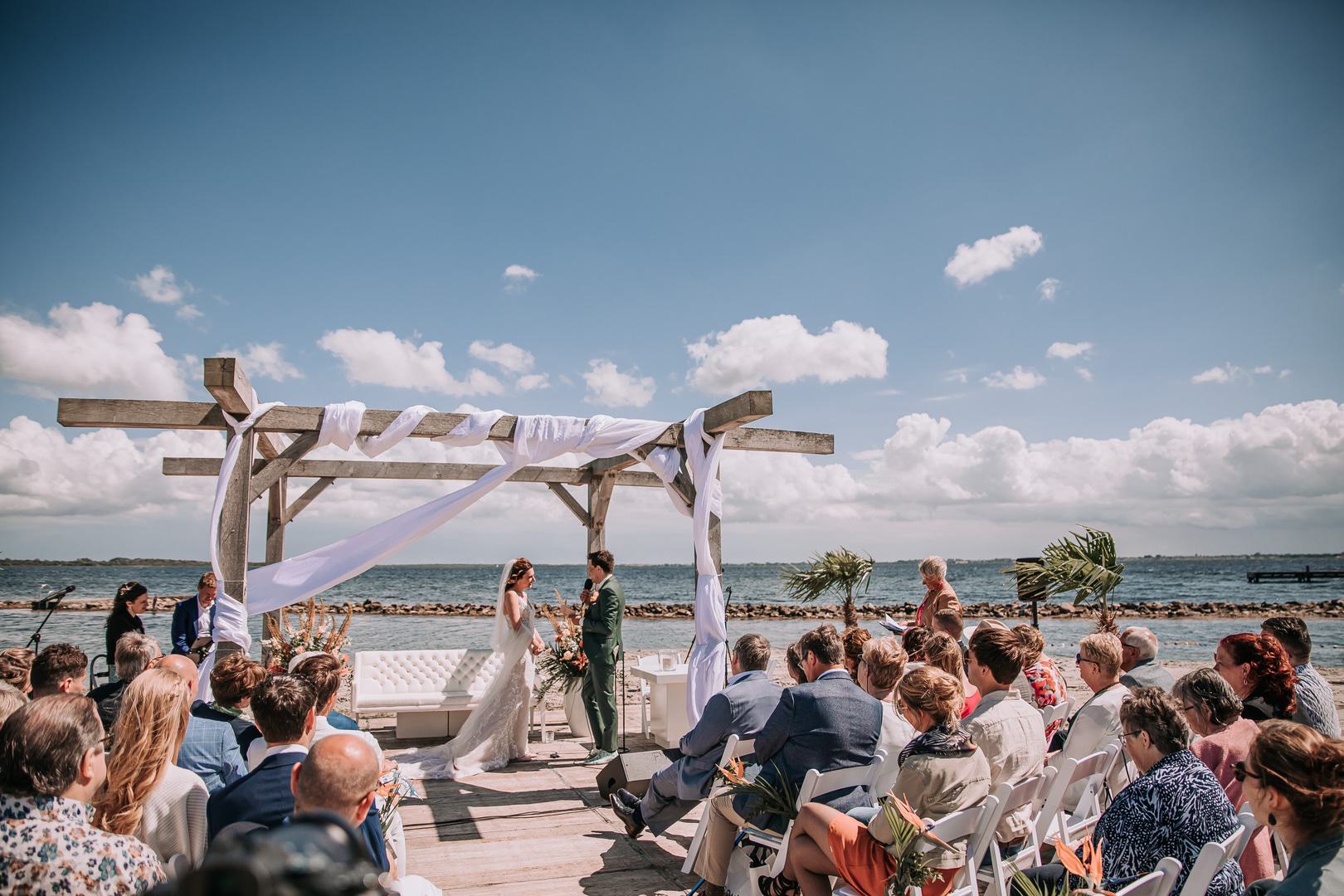 brasserie zeven trouwen aan het strand in zeeland bij weddingfair