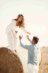 Bruiloft op het platteland: fotomoment strobaal