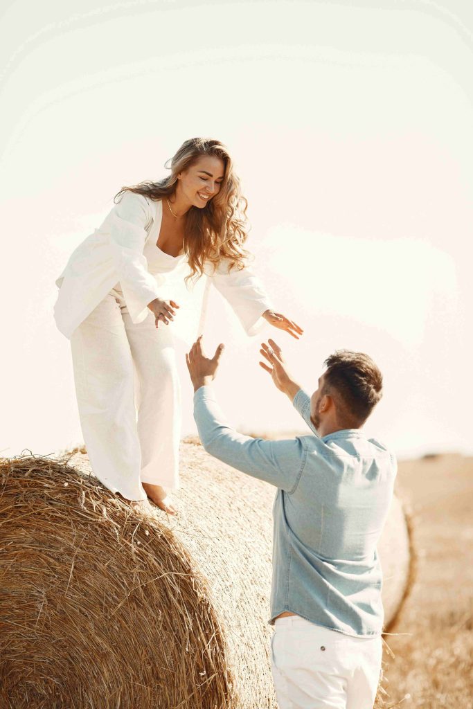 Bruiloft op het platteland: fotomoment strobaal