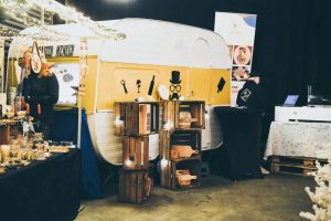 de graveer meneer live graveren op jouw feest cadeau voor de gasten